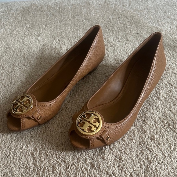 Tory Burch tan leather Amanda peep toe wedge pumps 9 - Picture 2 of 10